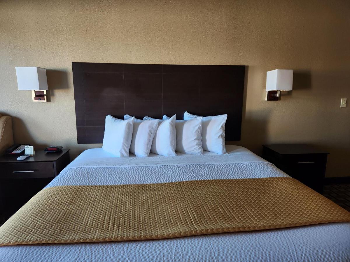 Deluxe Queen Room - Disability Access/Non-Smoking at Days Inn by Wyndham Baytown East