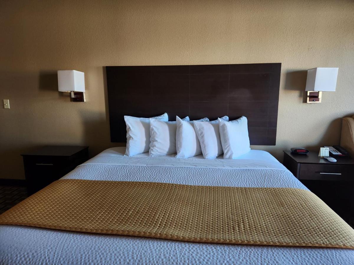 Deluxe Queen Room - Disability Access/Non-Smoking at Days Inn by Wyndham Baytown East