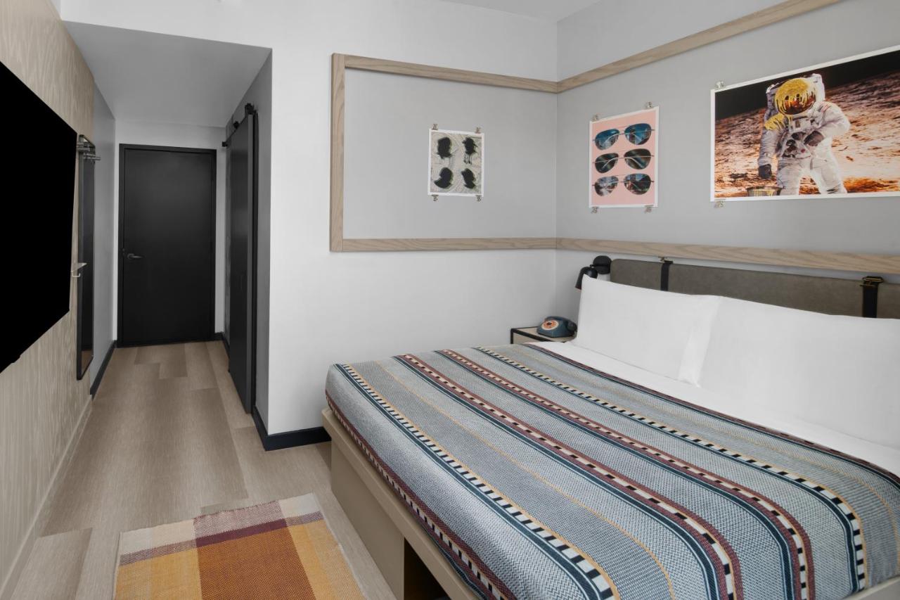 Queen Room at Moxy Houston Downtown