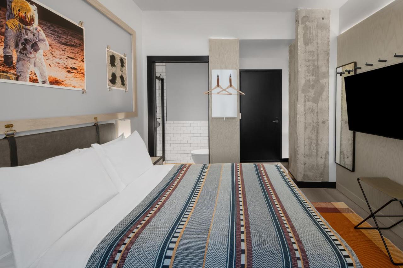 Standard Queen Room at Moxy Houston Downtown