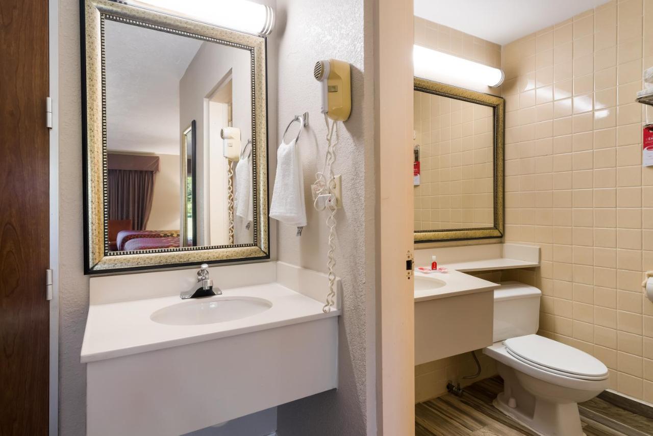 Large Queen Room with Two Queen Beds - Non-Smoking at Perry Inn & Suites National Fairground I 75