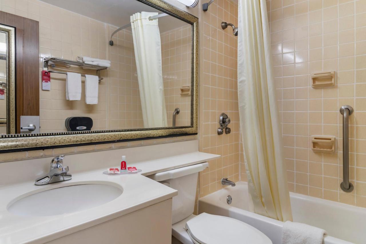 King Room - Accessible/Non-Smoking at Perry Inn & Suites National Fairground I 75