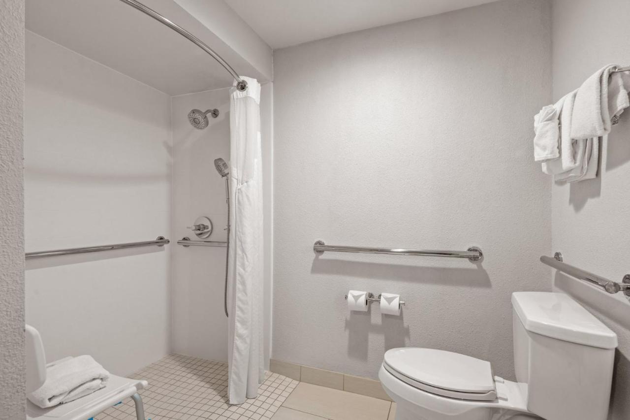 Queen Room - Mobility Access with Roll-in Shower at Holiday Inn Express Hershey - Harrisburg Area by IHG