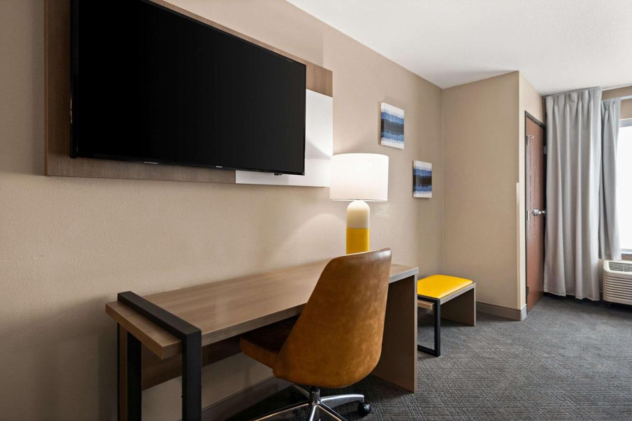 King Suite - Non-Smoking at Comfort Suites Hudson I-94