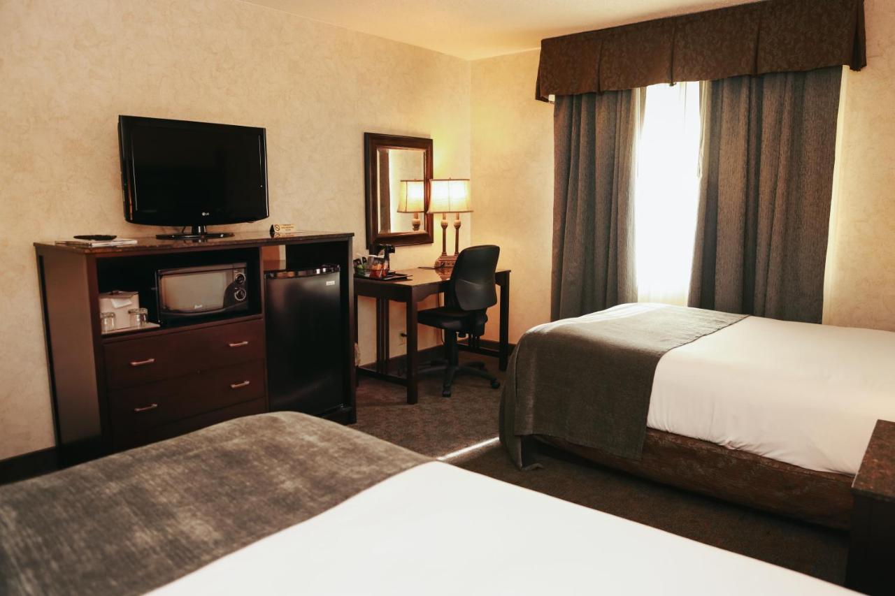 Queen Room with Two Queen Beds at Heritage Hotel Lancaster