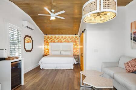 | NEW Citrus Queen at Custom House Inn