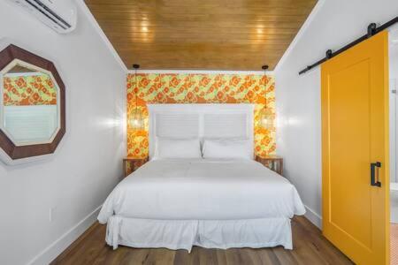 | NEW Citrus Queen at Custom House Inn