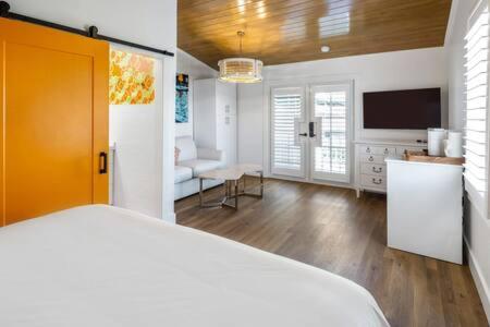 | NEW Citrus Queen at Custom House Inn