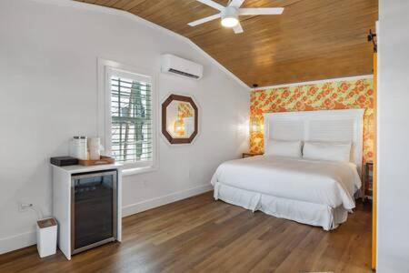 | NEW Citrus Queen at Custom House Inn