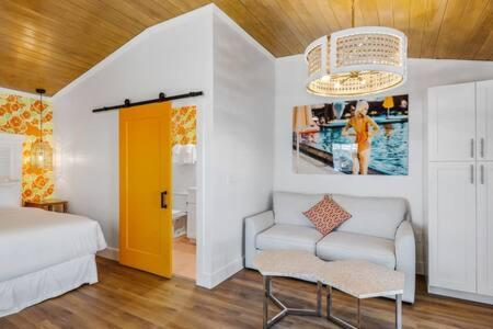 | NEW Citrus Queen at Custom House Inn
