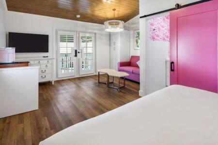  | NEW Birds of a Feather at Custom House Inn