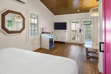 | NEW Birds of a Feather at Custom House Inn