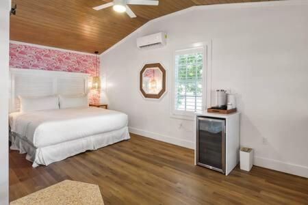  | NEW Birds of a Feather at Custom House Inn