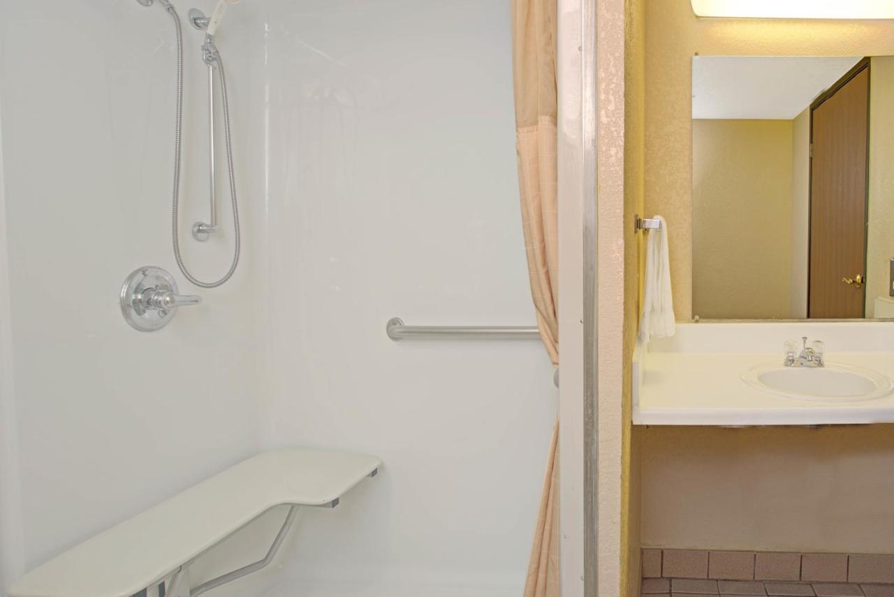 Queen Room - Disability Access - Non-Smoking at Super 8 by Wyndham Wheat Ridge/Denver West