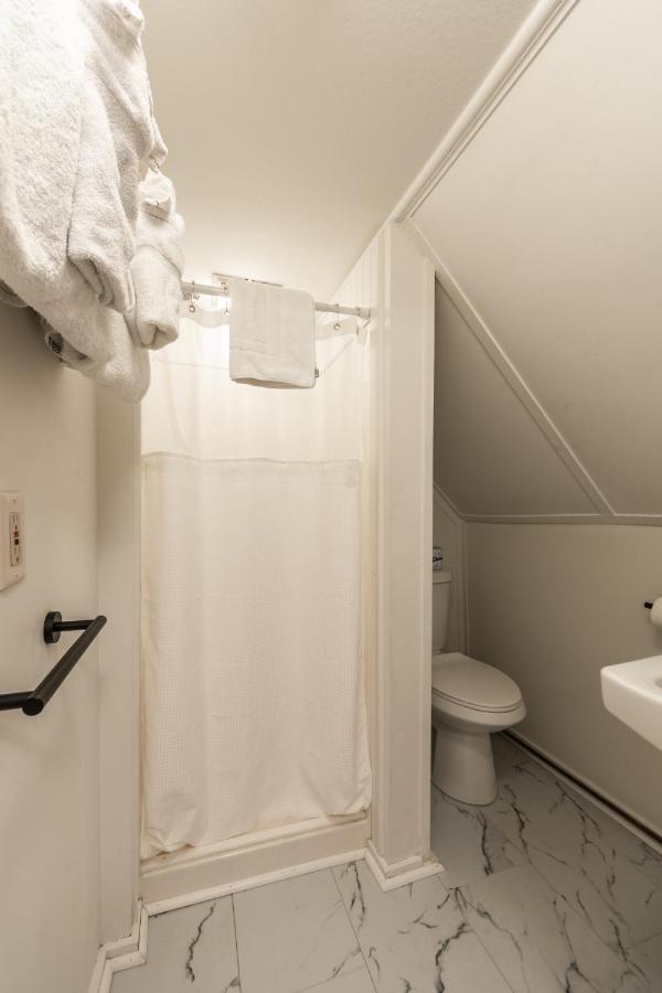 Triple Room with Private External Bathroom at Cranmore Mountain Lodge Bed & Breakfast