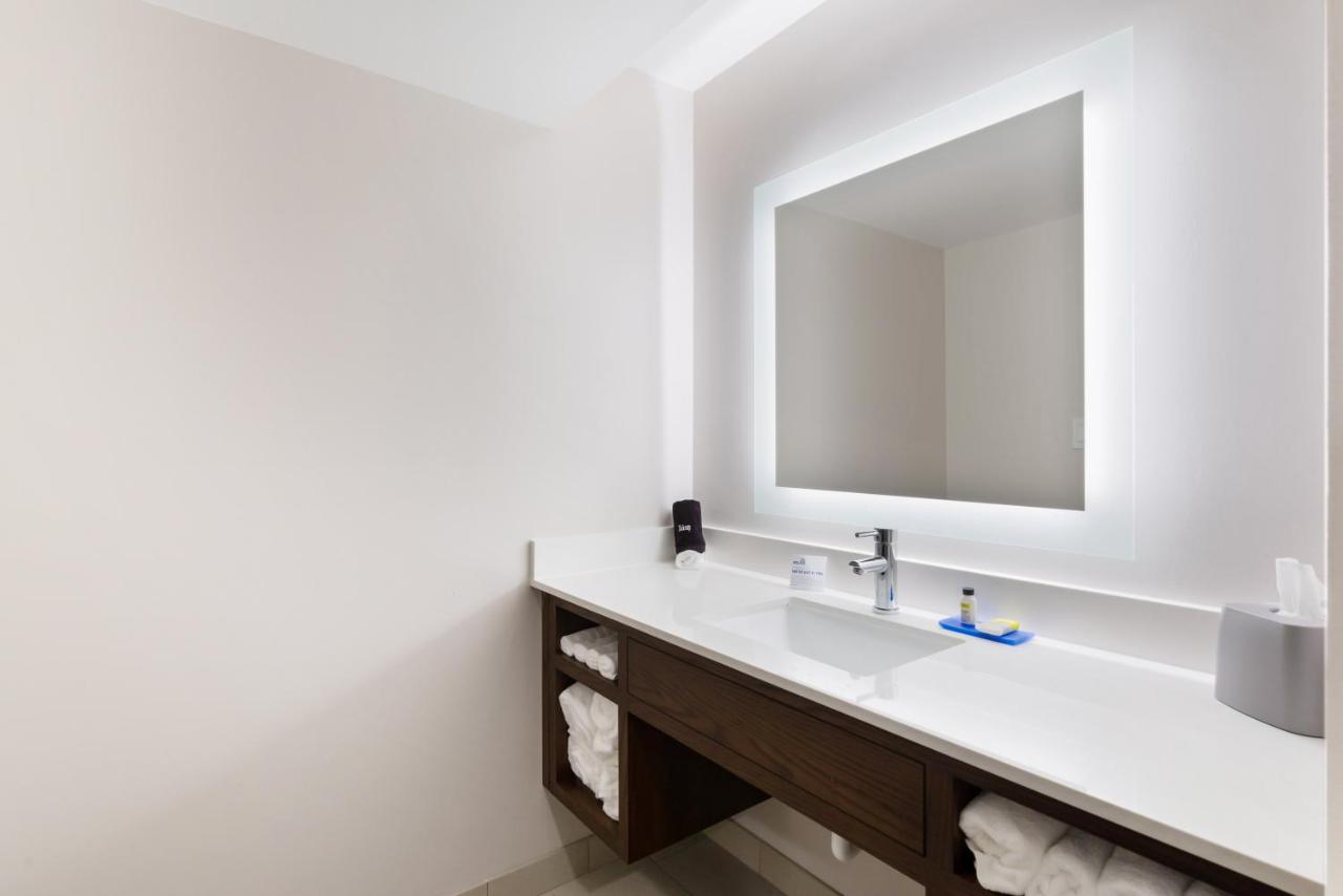 | Holiday Inn Express Naperville, an IHG Hotel