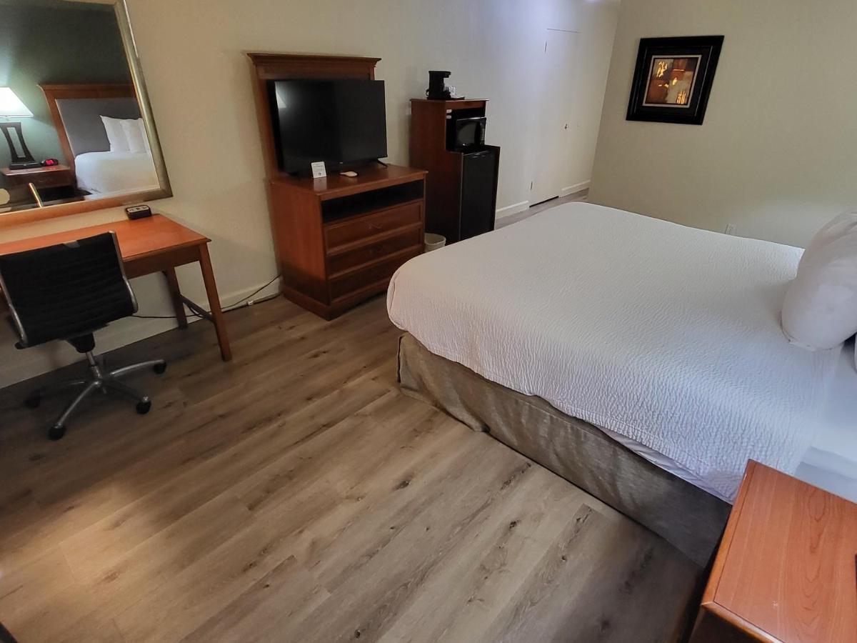 King Room with Roll-In Shower - Mobility Access/Non-Smoking at Ramada by Wyndham Houston Intercontinental Airport East