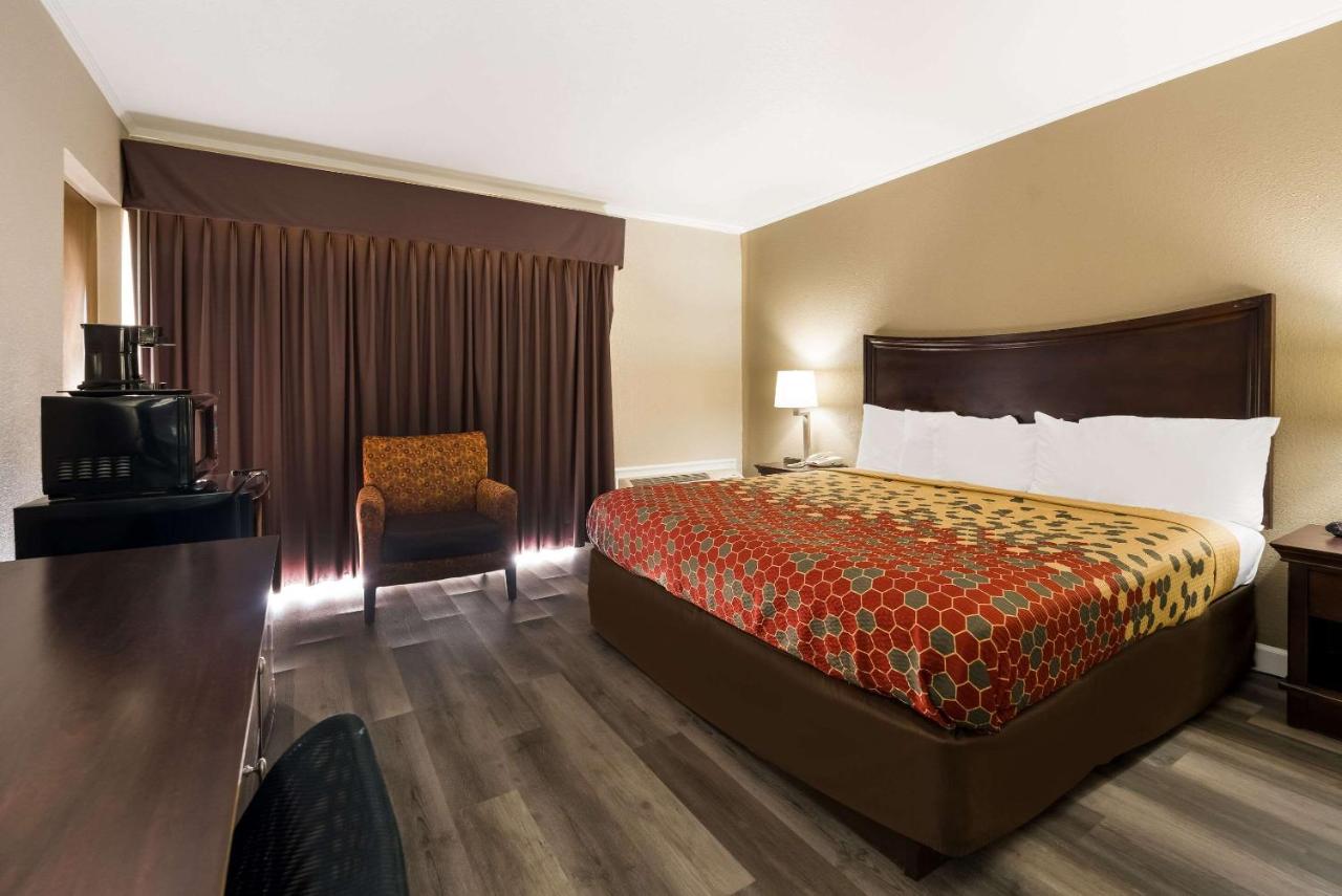 Large King Room - Non-Smoking at Perry Inn & Suites National Fairground I 75