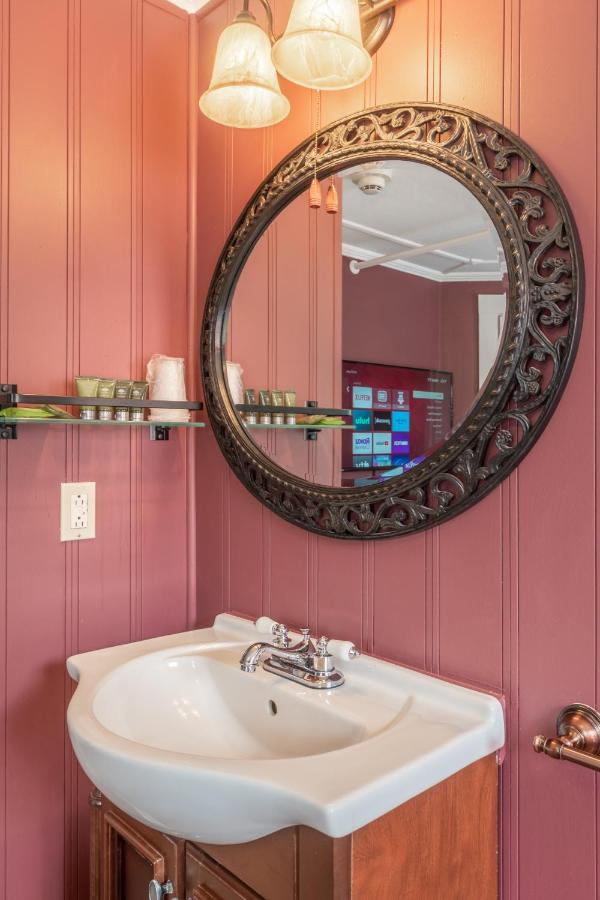 Traditional Queen Room - Adults Only at Cranmore Mountain Lodge Bed & Breakfast