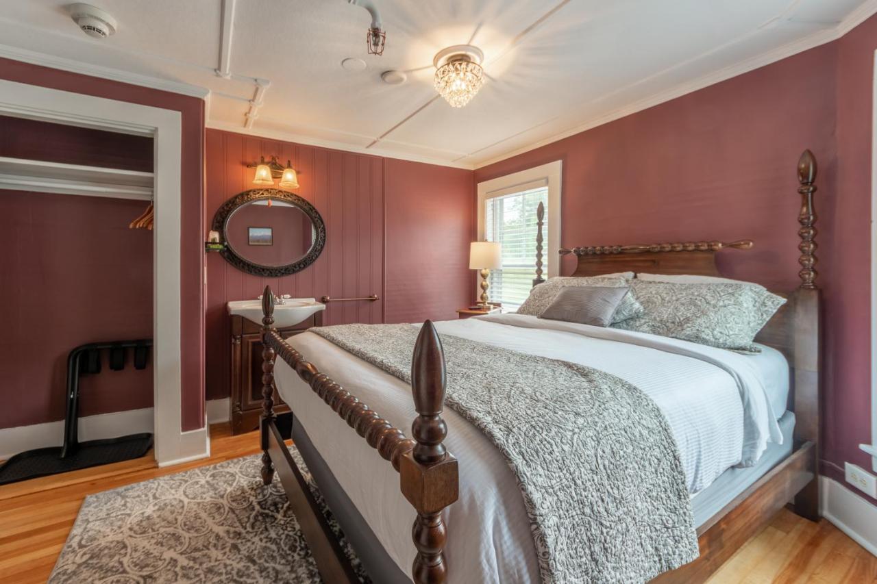 Traditional Queen Room - Adults Only at Cranmore Mountain Lodge Bed & Breakfast