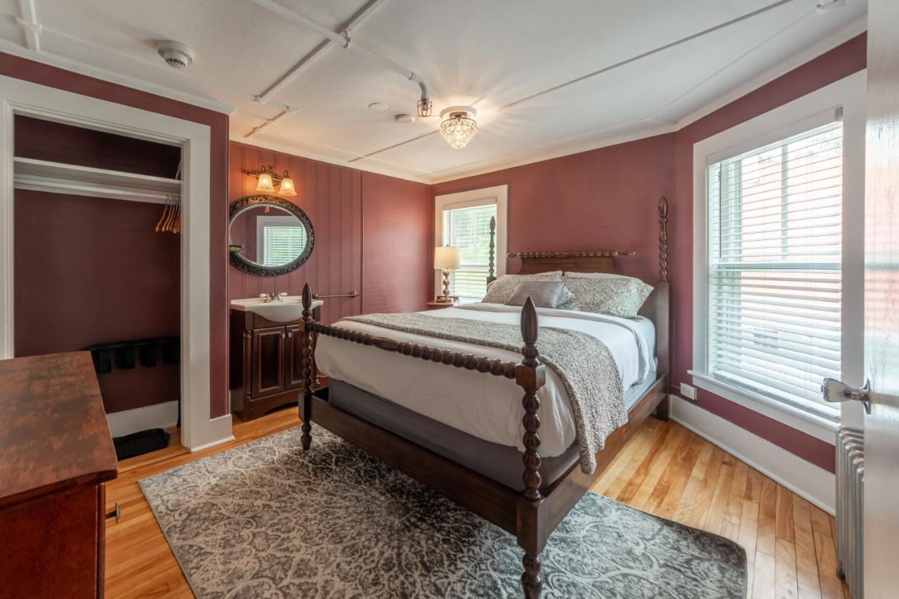 Traditional Queen Room - Adults Only at Cranmore Mountain Lodge Bed & Breakfast