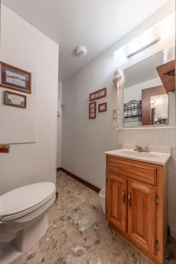 Deluxe Room at Cranmore Mountain Lodge Bed & Breakfast