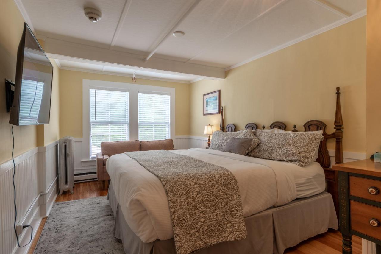 King Room with Garden View at Cranmore Mountain Lodge Bed & Breakfast