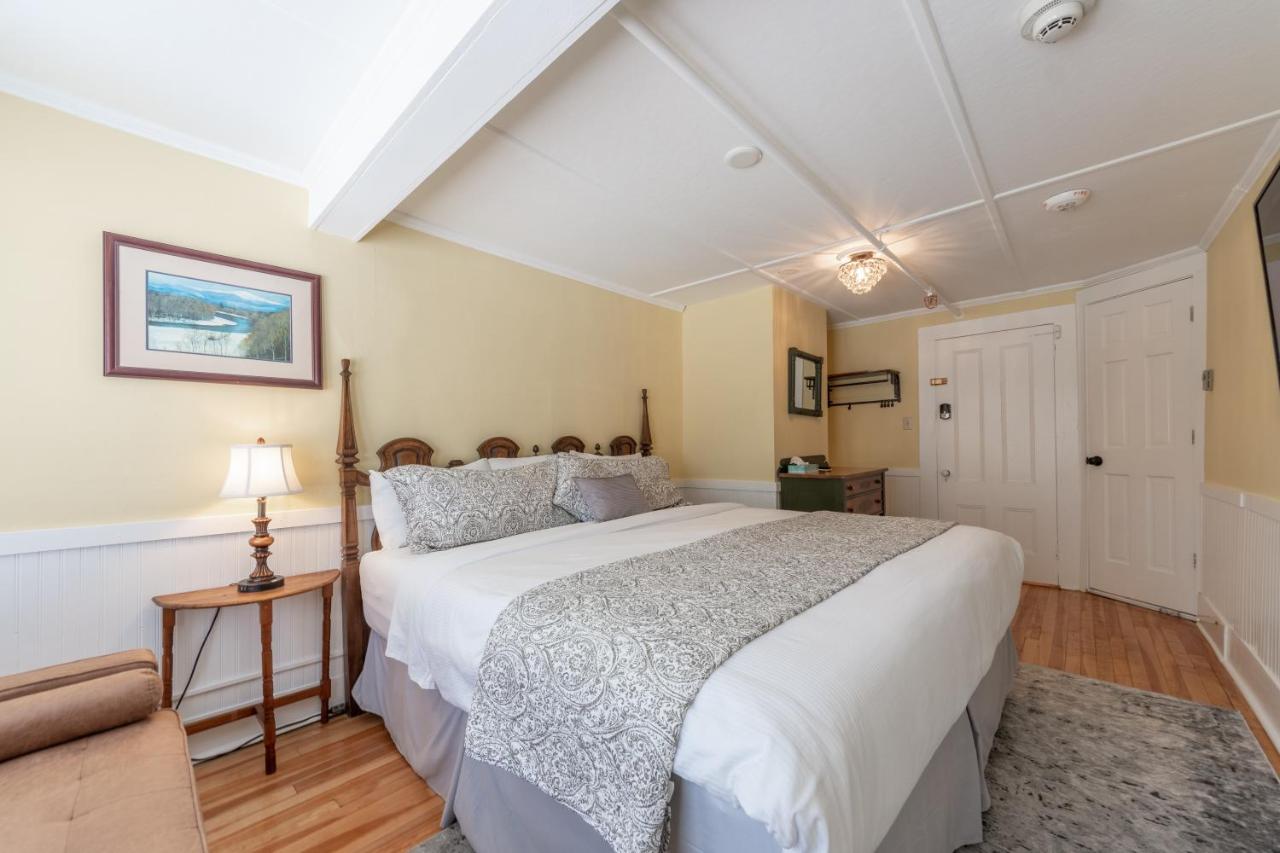King Room with Garden View at Cranmore Mountain Lodge Bed & Breakfast