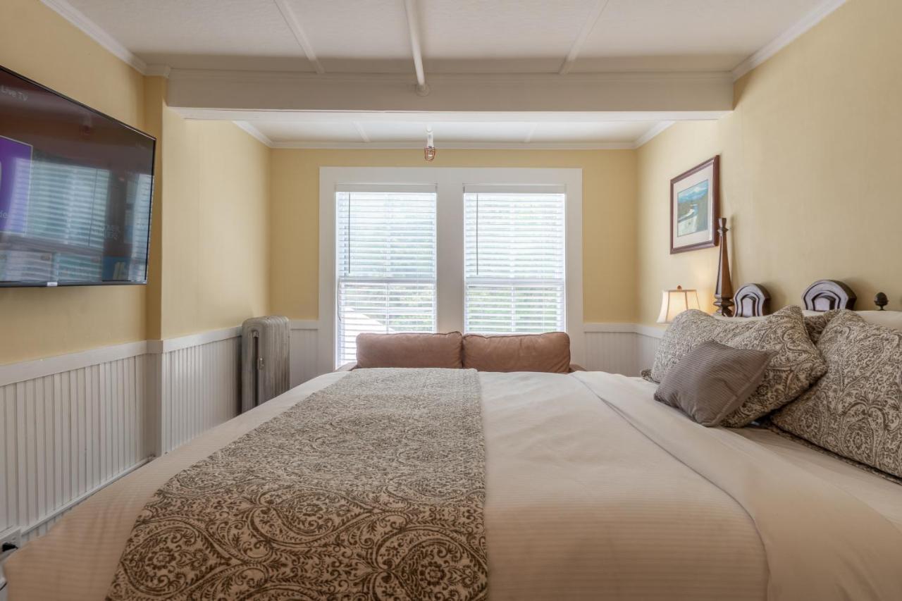King Room with Garden View at Cranmore Mountain Lodge Bed & Breakfast