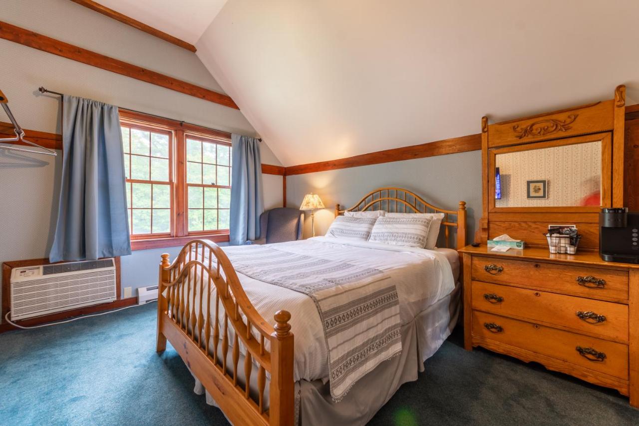Queen Room with Garden View at Cranmore Mountain Lodge Bed & Breakfast