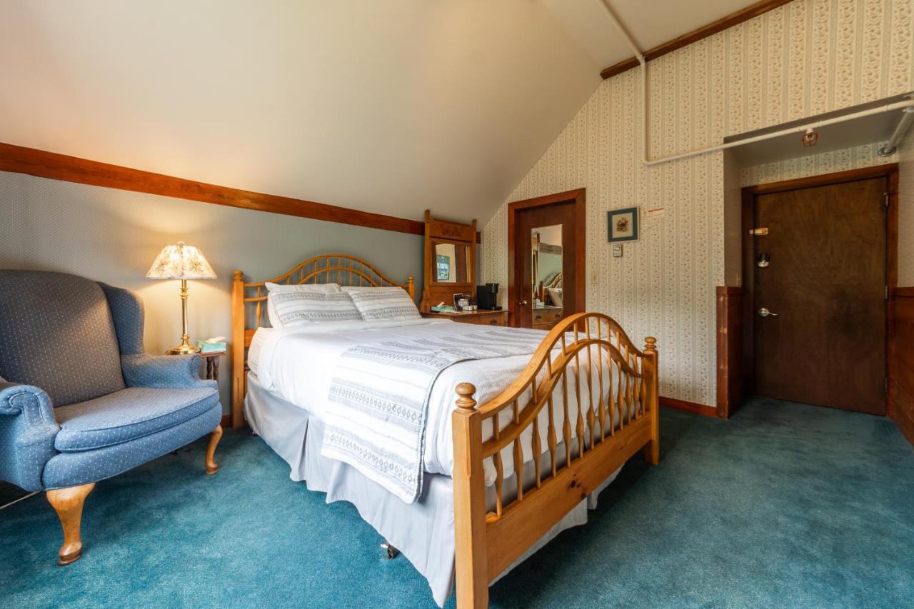Queen Room with Garden View at Cranmore Mountain Lodge Bed & Breakfast