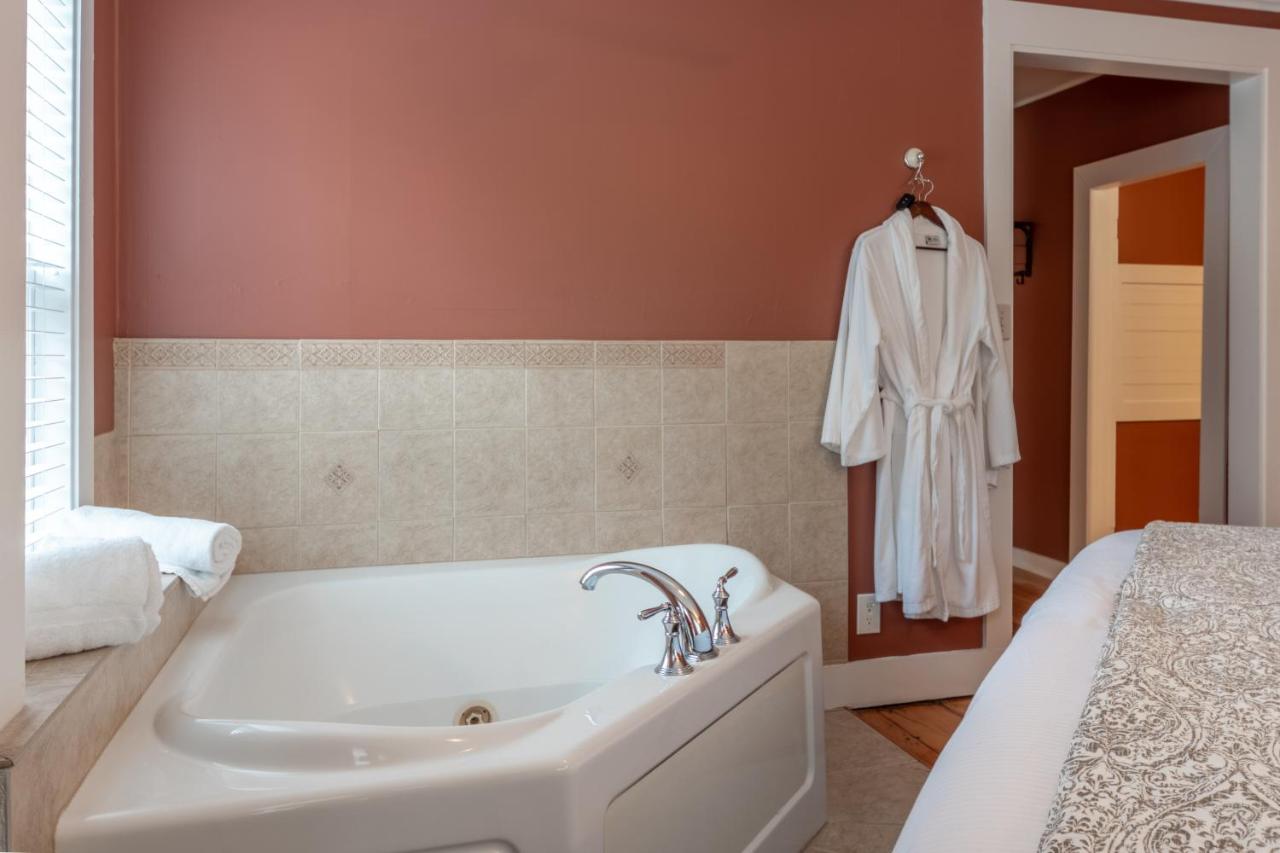 Suite with Spa Bath at Cranmore Mountain Lodge Bed & Breakfast