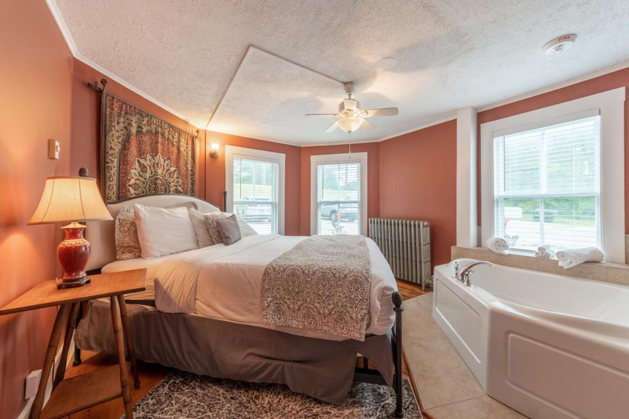 Suite with Spa Bath at Cranmore Mountain Lodge Bed & Breakfast