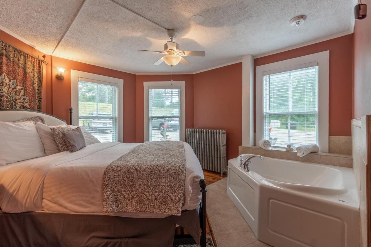 Suite with Spa Bath at Cranmore Mountain Lodge Bed & Breakfast