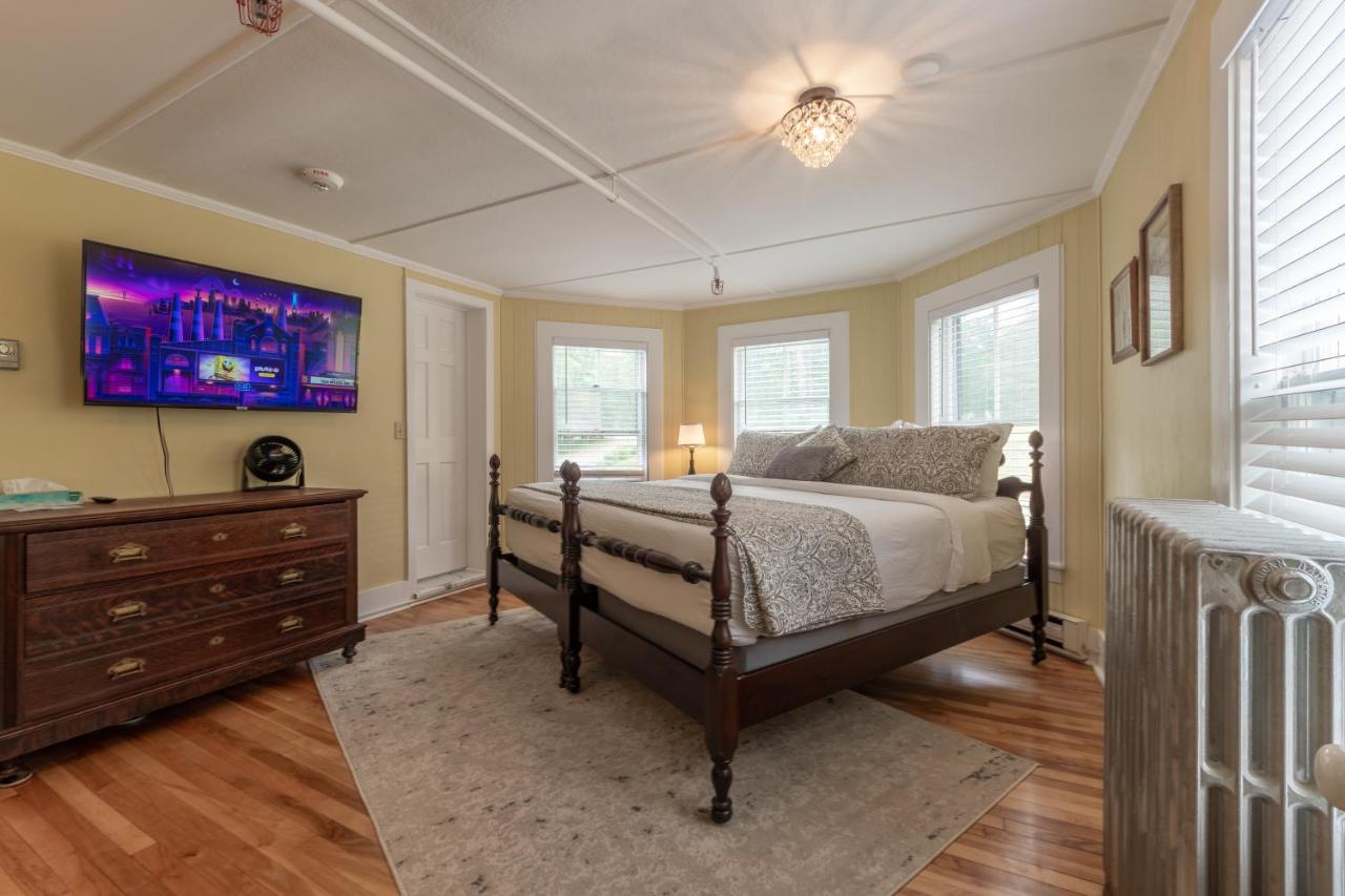 King Room at Cranmore Mountain Lodge Bed & Breakfast