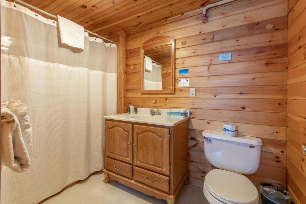One-Bedroom Suite with Garden View at Cranmore Mountain Lodge Bed & Breakfast