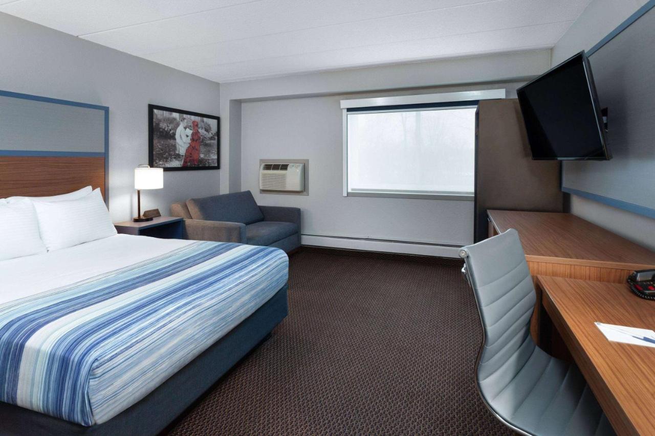 Queen Room - Mobility Access/Non-Smoking at AmericInn by Wyndham New Richmond