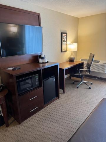 King Room - Pet-Friendly/Non-Smoking at Comfort Inn & Suites Lincoln City