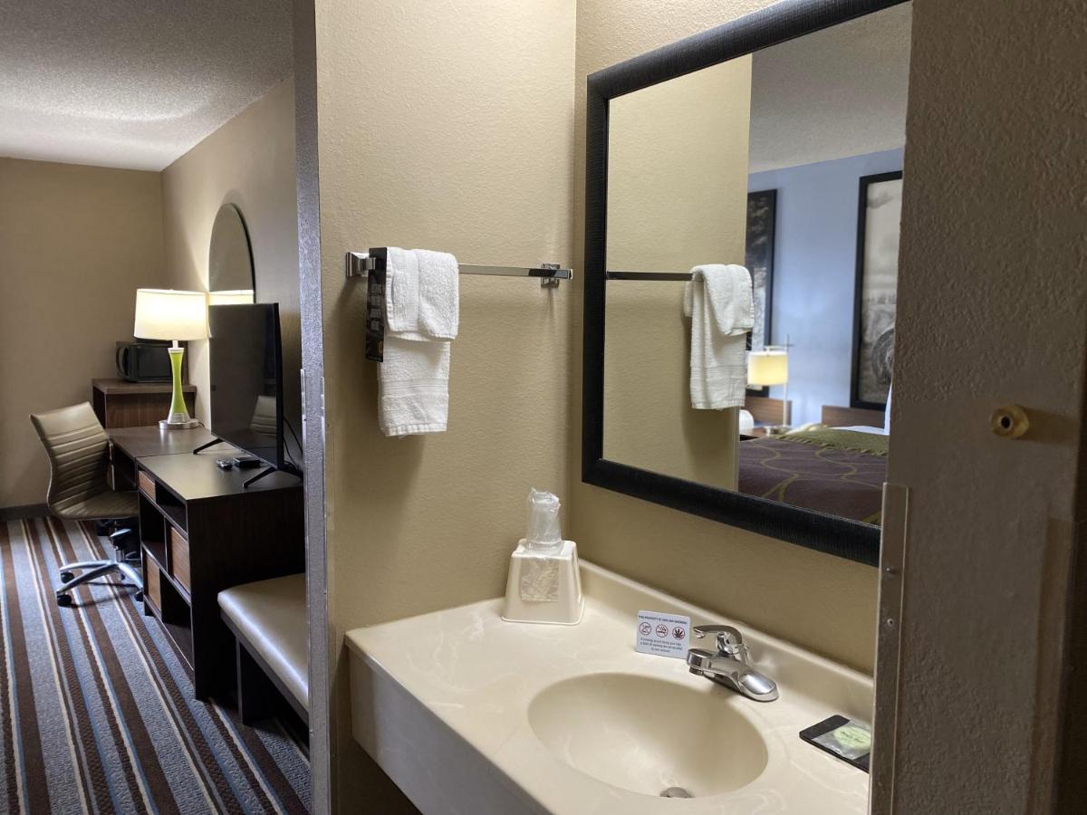 | Super 8 by Wyndham Winfield-Quail Ridge Area
