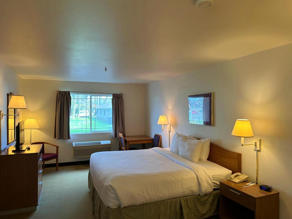 King Room - Non-Smoking at Peppermill Empress Inn