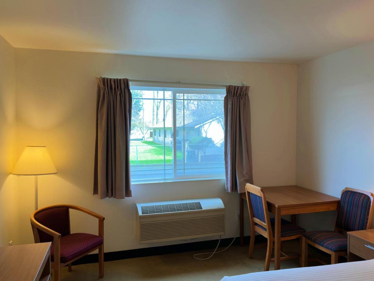 King Room - Non-Smoking at Peppermill Empress Inn