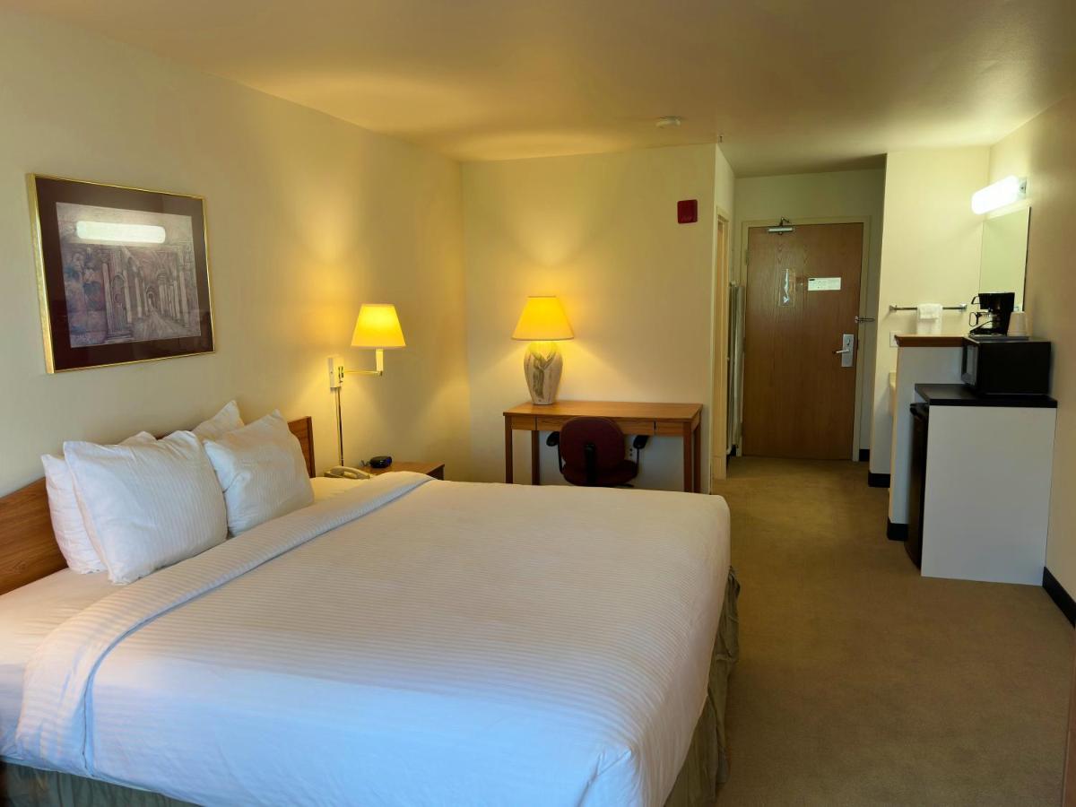 King Room - Non-Smoking at Peppermill Empress Inn