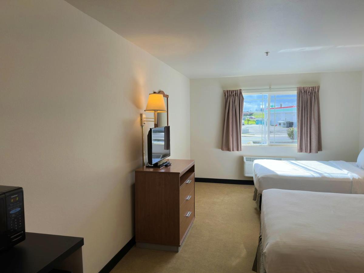 Queen Room with Two Queen Beds - Non-Smoking at Peppermill Empress Inn