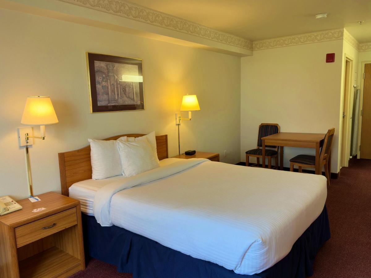 Queen Room - Non-Smoking at Peppermill Empress Inn
