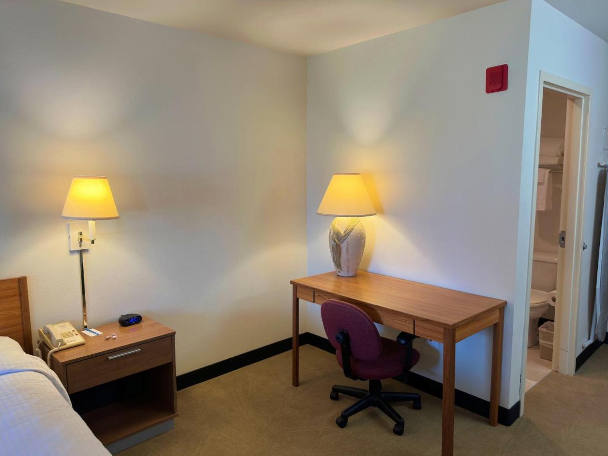 King Room - Non-Smoking at Peppermill Empress Inn