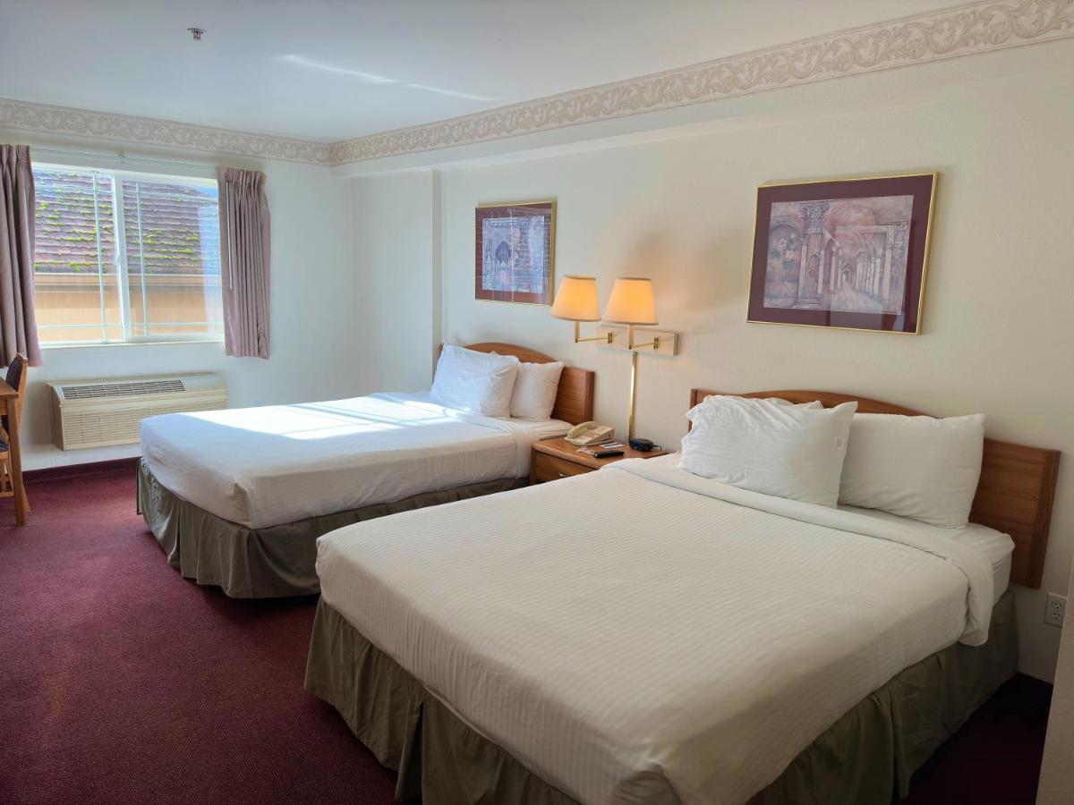 Queen Room with Two Queen Beds - Non-Smoking at Peppermill Empress Inn
