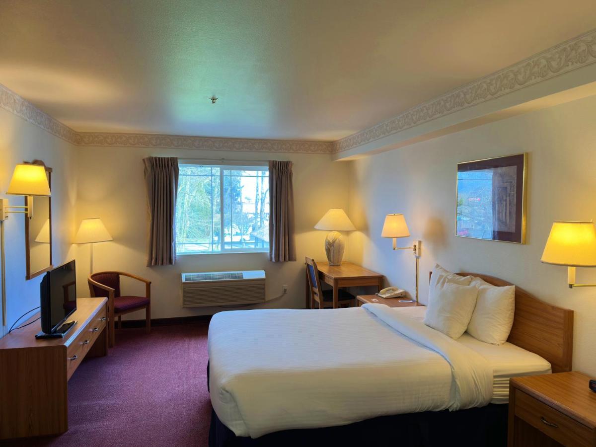 Queen Room - Non-Smoking at Peppermill Empress Inn