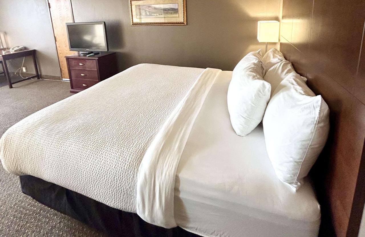King Room - Non-Smoking at Best Western Plus Kelly Inn