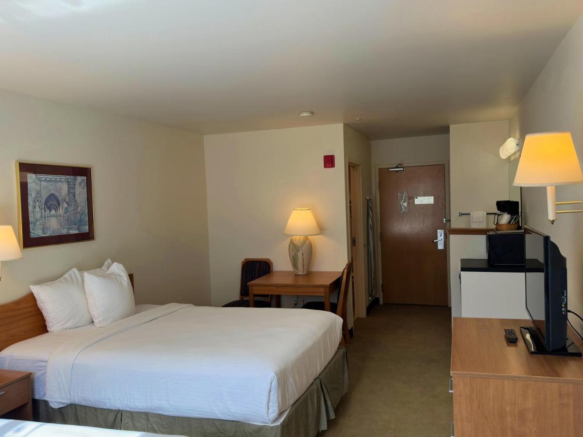 Queen Room with Two Queen Beds - Non-Smoking at Peppermill Empress Inn
