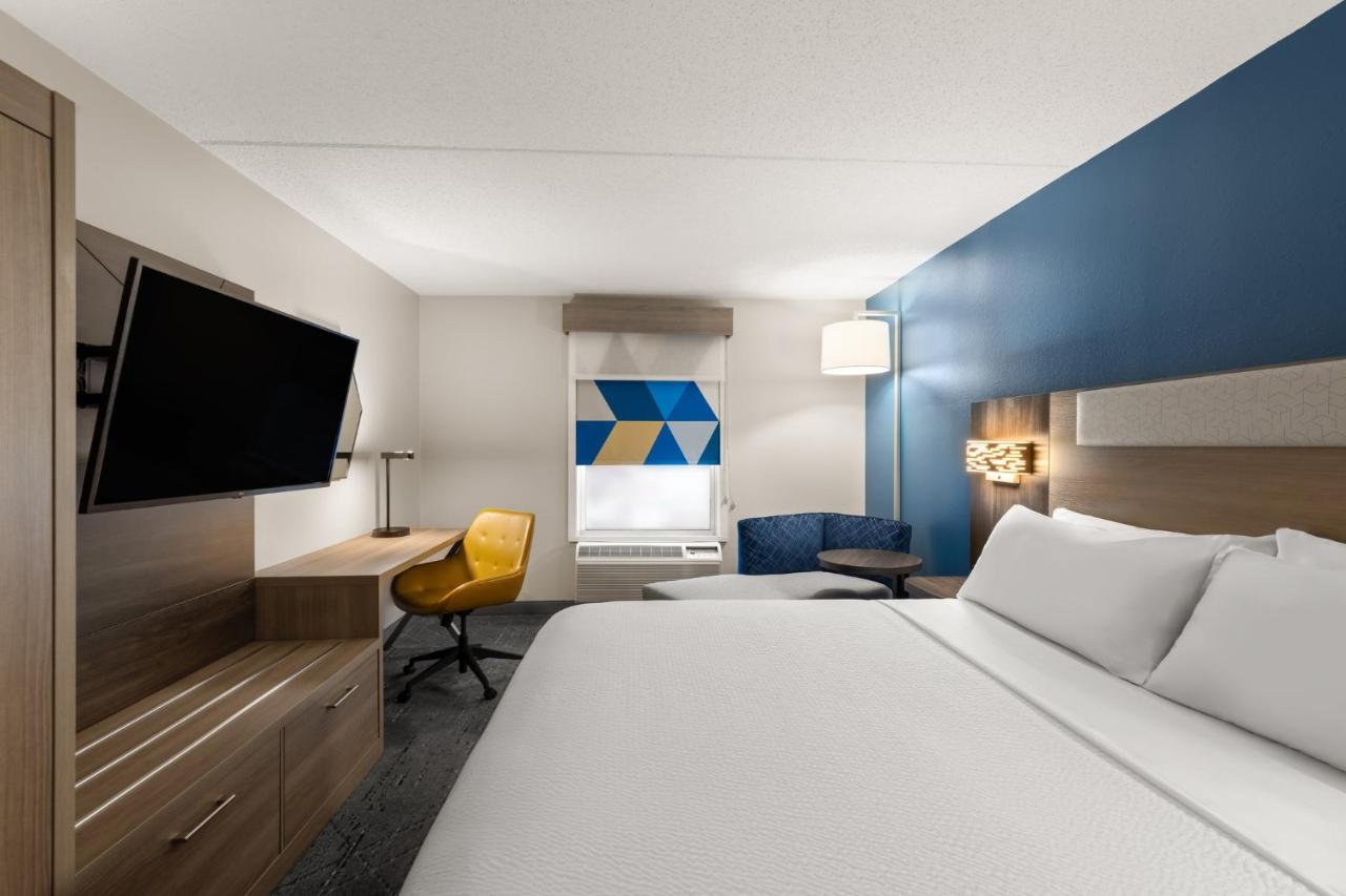 1 KING BED LEISURE NONSMOKING at Holiday Inn Express Hotel & Suites Danbury - I-84 by IHG